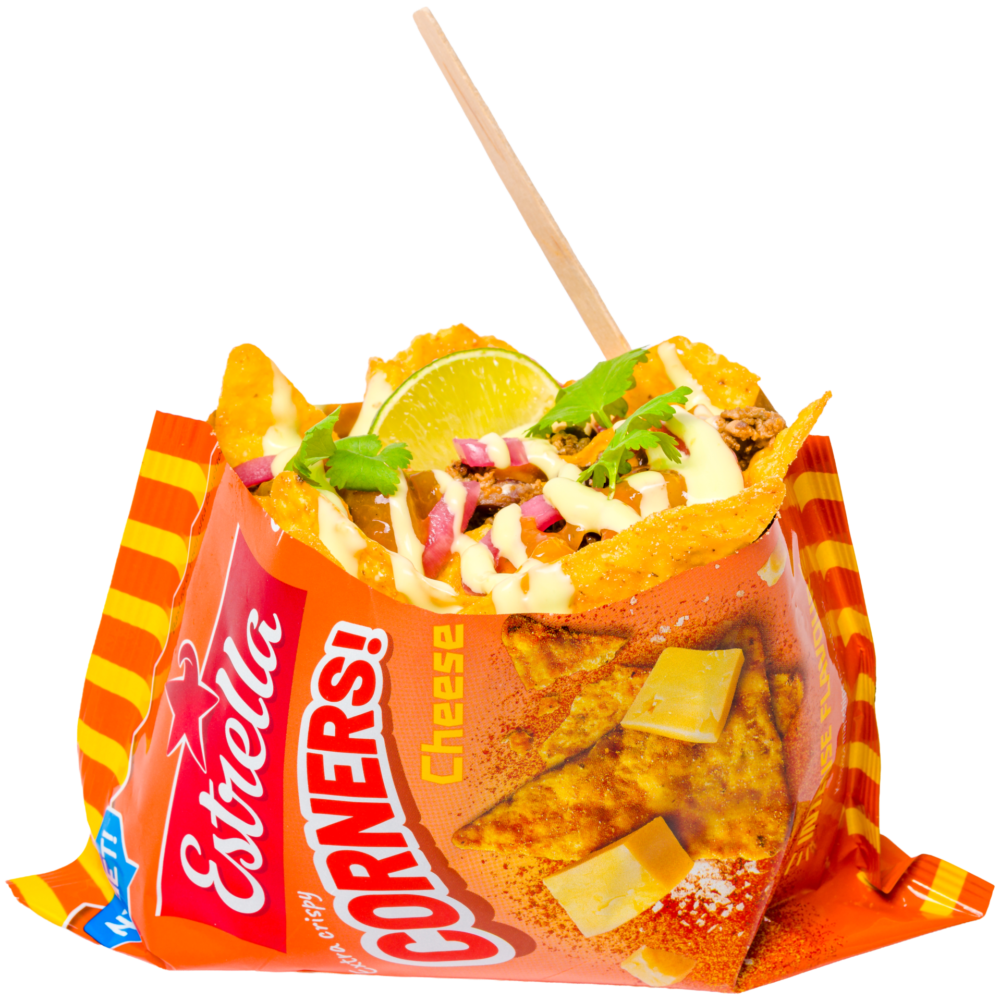Estrella Corners uppklippt i sidan och toppad med sås, lime, och annat gott - kallad Dirty Snacks